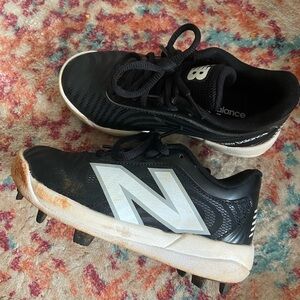 New Balance Kids Black and White cletes